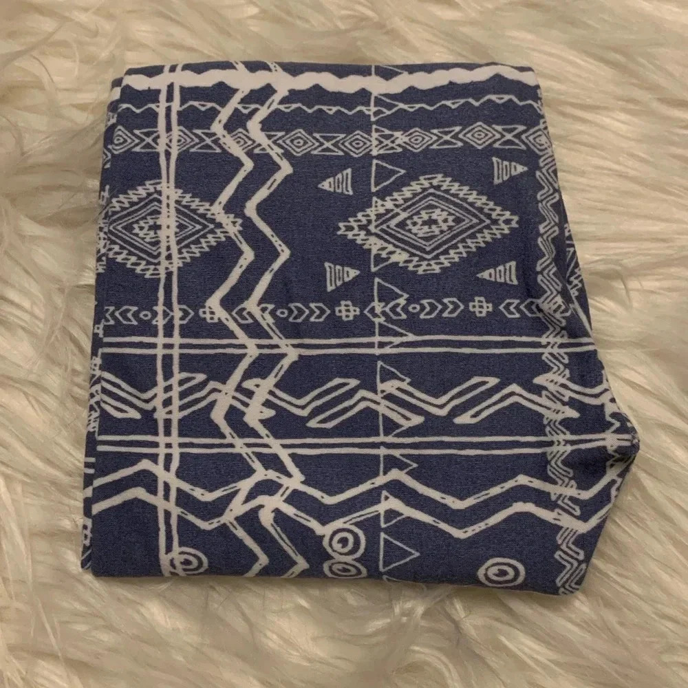 New! Girl’s Lularoe blue/white geometric print leggings S/M